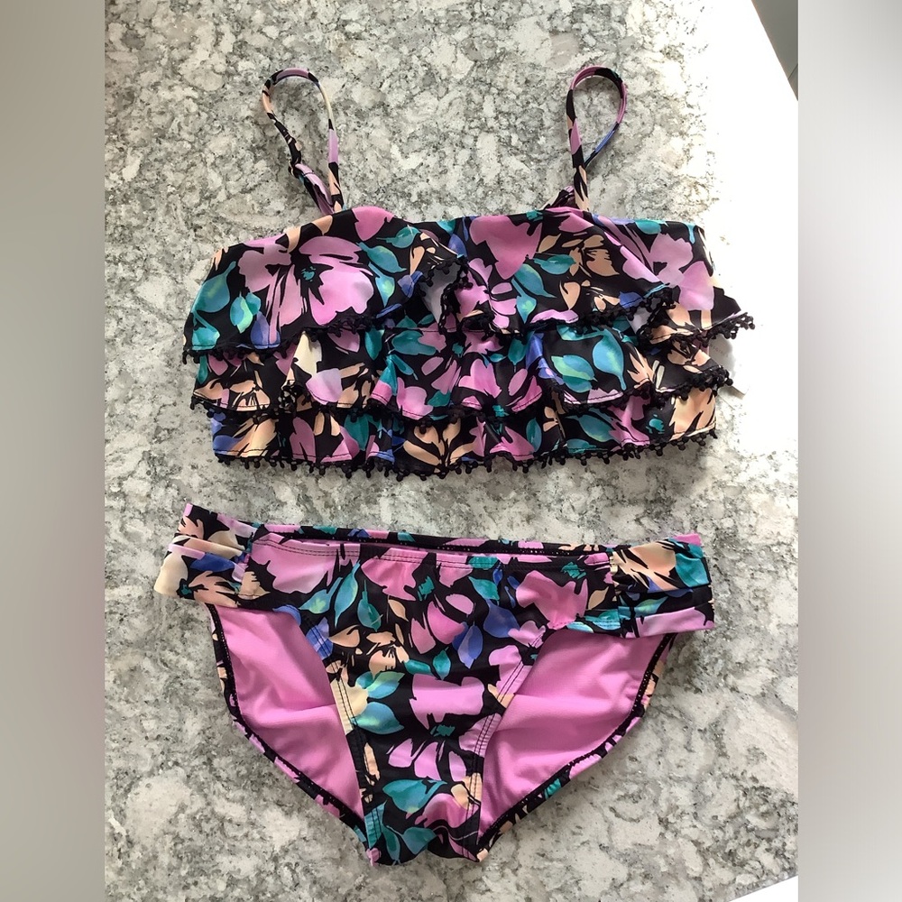 NWT Raisins Girls 2 piece floral bathing suit with ruffled top